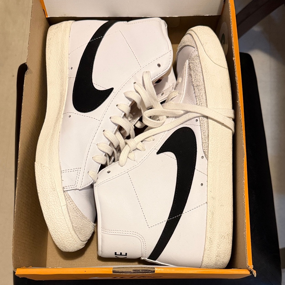 Nike Men's White and Black Blazer Mid ‘77 VNTG